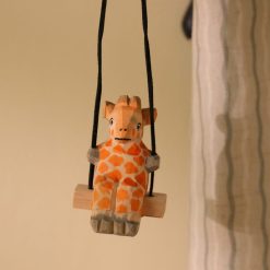 Tượng hươu cao cổ gỗ sơn tay treo 8.1 cm