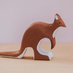 Tượng chuột túi gỗ thủ công sơn tay Montessori 15x10cm