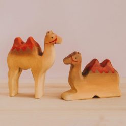 Lạc đà gỗ thủ công sơn tay Montessori 10x13cm
