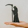 Tượng thần chết gỗ thủ công kèm lưỡi hái Halloween 13cm