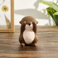 Tượng rái cá khắc gỗ basswood dáng che mắt 5×6×8 cm
