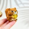 Tượng sóc gỗ chạm tay mini 5 cm, ôm quả thông