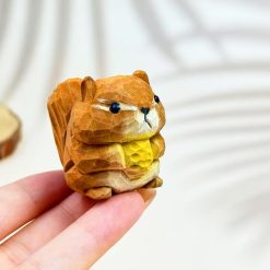Tượng sóc gỗ chạm tay mini 5 cm, ôm quả thông