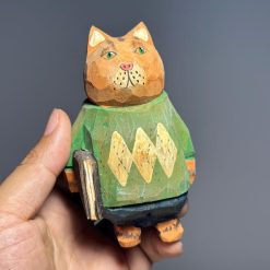 Tượng mèo gỗ chạm tay 10 cm, áo len xanh họa tiết