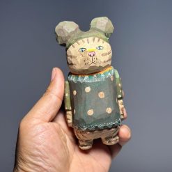 Tượng mèo gỗ chạm tay 10 cm, váy chấm bi, mũ tai chuột