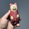 Tượng mèo gỗ tự nhiên áo đỏ chấm bi 12 cm