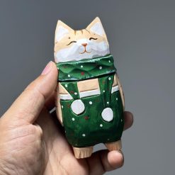 Tượng mèo gỗ chạm tay 10 cm, khăn & yếm xanh Noel